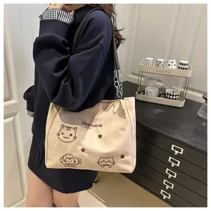 Dettaglio della borsa tote in tela con stampe di gatti, catena d'argento e grande capacità