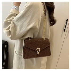 Fashionable leopard print crossbody bag with gold chain strap and U-shaped buckle decoration