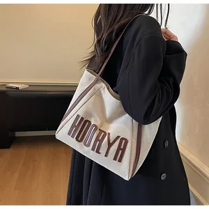 Détail du sac cabas en toile avec patch cuir HOORYA et bandoulière marron de haute qualité