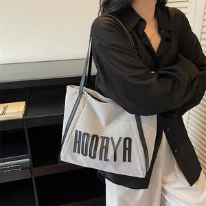 Grand sac fourre-tout en toile beige avec bordure en cuir noir et lettrage HOORYA
