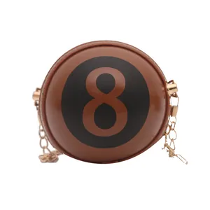 Ronde bruine crossbodytas met biljart nummer 8 ontwerp en gouden metalen ketting