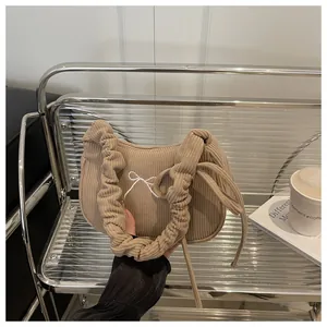 Sac à bandoulière plissé avec broderie nœud en velours côtelé marron clair pour femme