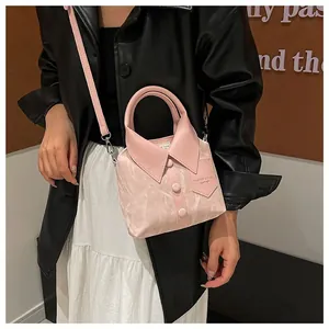 Rosafarbene Eimertasche in Hemdform mit Marmortextur, präsentiert als Crossbody-Mode-Accessoire