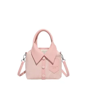 Rosa Eimertasche im kreativen Hemddesign mit Kragen und Knöpfen auf weißem Hintergrund