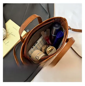 Vue détaillée du compartiment intérieur et de la doublure de ce sac seau marron
