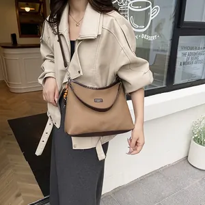 Schicke Khaki-Canvas-Schultertasche mit braunem Besatz und Holzperlen im Café-Stil