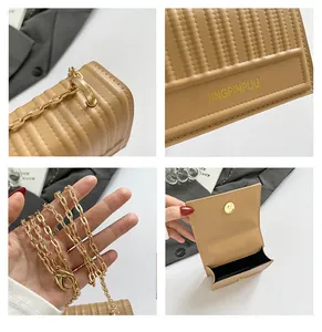 Dettagli di una borsa trapuntata marrone chiaro con catena dorata e chiusura magnetica