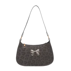 Sac sous le bras chic imprimé léopard gris avec papillon métallique pour femme