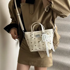 Sac seau chic crème avec imprimé ours, nœud en dentelle et breloque en perles