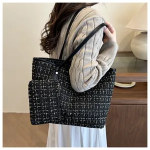 Klassische Tweed-Einkaufstasche in Schwarzgold mit passendem Beutel im eleganten Design
