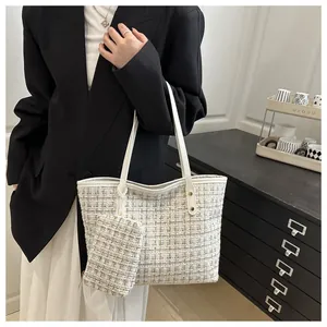 Detailaufnahme der Tweed-Tasche in Weiß und Gold mit passender Mini-Tasche und Lederbesatz