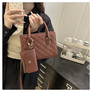 Sac bandoulière matelassé marron avec pochette assortie et deux poignées en décor de vie