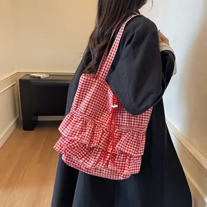 Bolso tote de cuadros rojos con volantes para un estilo de viajero minimalista y moderno