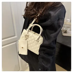 Détails du sac cabas matelassé blanc avec mini porte-monnaie et accents dorés