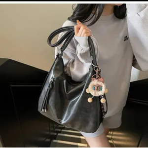 Bolso de Hombro Vintage de Cuero Sintético para Mujer Bolso Hobo de Gran Capacidad Con Colgante de Peluche Borla Bolso de Axila de Moda