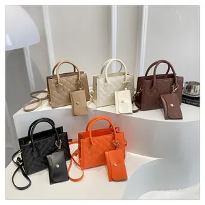 Sacs à main matelassés en cinq couleurs avec petites pochettes amovibles assorties