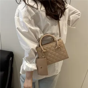 Sac bandoulière matelassé beige avec petite pochette et poignée supérieure chic