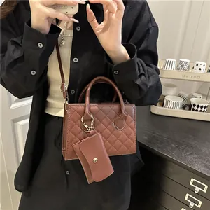 Sac bandoulière matelassé marron avec poignée et petite pochette pour femmes