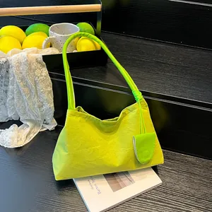 Sac sous le bras rétro vert fluo en daim avec poignée et mini pendentif assorti