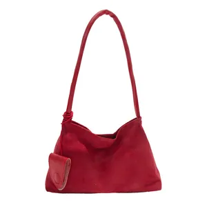 Sac bandoulière rétro en daim rouge avec nœud sur la sangle et petit porte-monnaie assorti
