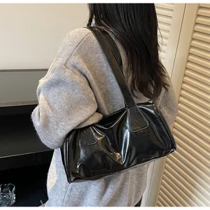Bolso de hombro tipo baguette negro brillante con diseño minimalista para mujer moderna