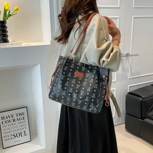 Stijlvolle zwarte tote bag met berenprint en bruine schouderbanden voor dagelijks gebruik