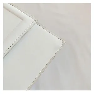 Dettaglio della borsa in pelle bianca con cuciture precise e texture raffinata