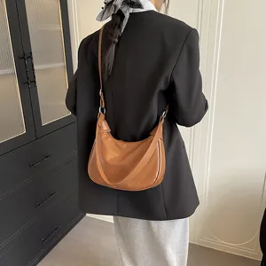 Sac hobo croissant marron minimaliste en similicuir souple pour le style quotidien