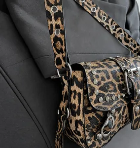 Gros plan détaillé du sac léopard avec des rivets argentés et des œillets métalliques