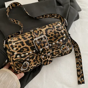Détail des rivets argentés et de la boucle en métal sur le sac baguette léopard