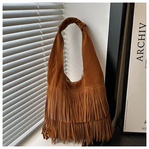 Dettaglio della borsa a spalla in pelle scamosciata marrone con frange stile bohémien