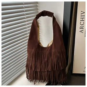 Dettaglio delle lunghe frange e della texture scamosciata di questa borsa tote marrone