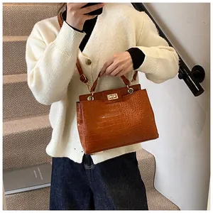 Sac bandoulière marron motif crocodile avec fermoir doré et poignée en cuir élégante