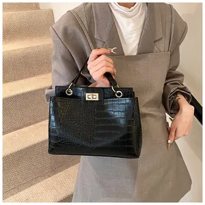 Détails du cuir noir brillant à motif crocodile avec élégant fermoir rotatif doré