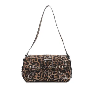 Borsa baguette leopardata punk Y2K con borchie argento e fibbia in metallo