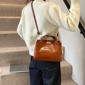 Sac à main marron effet crocodile avec fermoir doré et bandoulière réglable