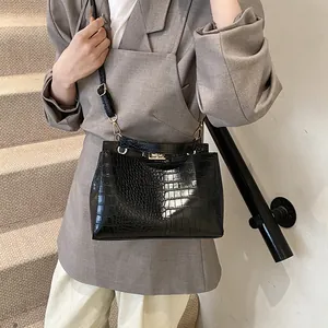 Sac à main chic en cuir noir motif crocodile avec fermoir rotatif doré pour le quotidien