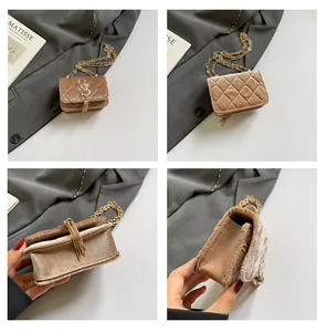 Vue détaillée du mini sac bandoulière en velours marron avec chaîne dorée et losanges
