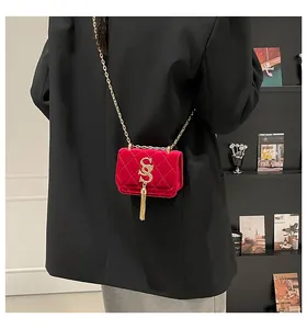 Sac à bandoulière en velours rouge avec logo doré et bandoulière en chaîne
