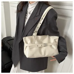 Dettaglio della borsa a spalla in ecopelle bianco crema con fibbia metallica decorativa