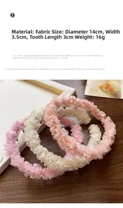Vue détaillée du serre-tête en tulle rose plissé avec dimensions 14cm diamètre et 3,5cm large
