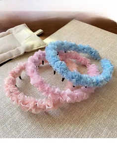 Détail de serre-têtes plissés en tulle avec dents antidérapantes en rose et bleu