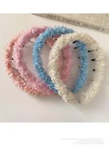 Gros plan de serre-têtes plissés en tulle avec dents antidérapantes, rose, bleu et blanc