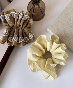 Dettaglio di elastici scrunchie vintage con bordo in pizzo e trama jacquard