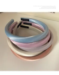 Gros plan de serre-têtes en satin fait main coloré avec texture soyeuse et étiquette