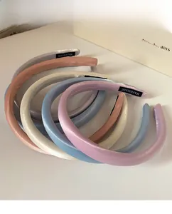 Détail de serre-têtes en satin rembourrés avec étiquettes faites main et texture douce