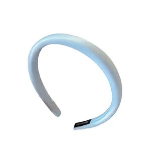 Serre-tête rembourré en satin bleu clair avec étiquette faite main pour un style élégant