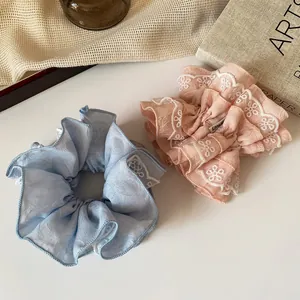 Scrunchies oversize con ricamo in pizzo bianco nei colori azzurro e rosa