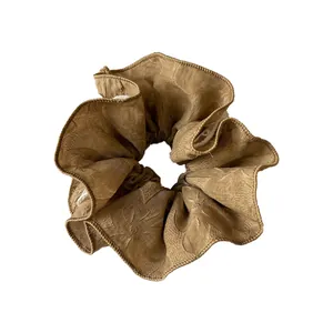 Scrunchie marrone dorato con trama jacquard floreale e design a balze a strati