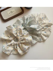 Détails de chouchous aux motifs floraux et à pois dans un plateau en bois